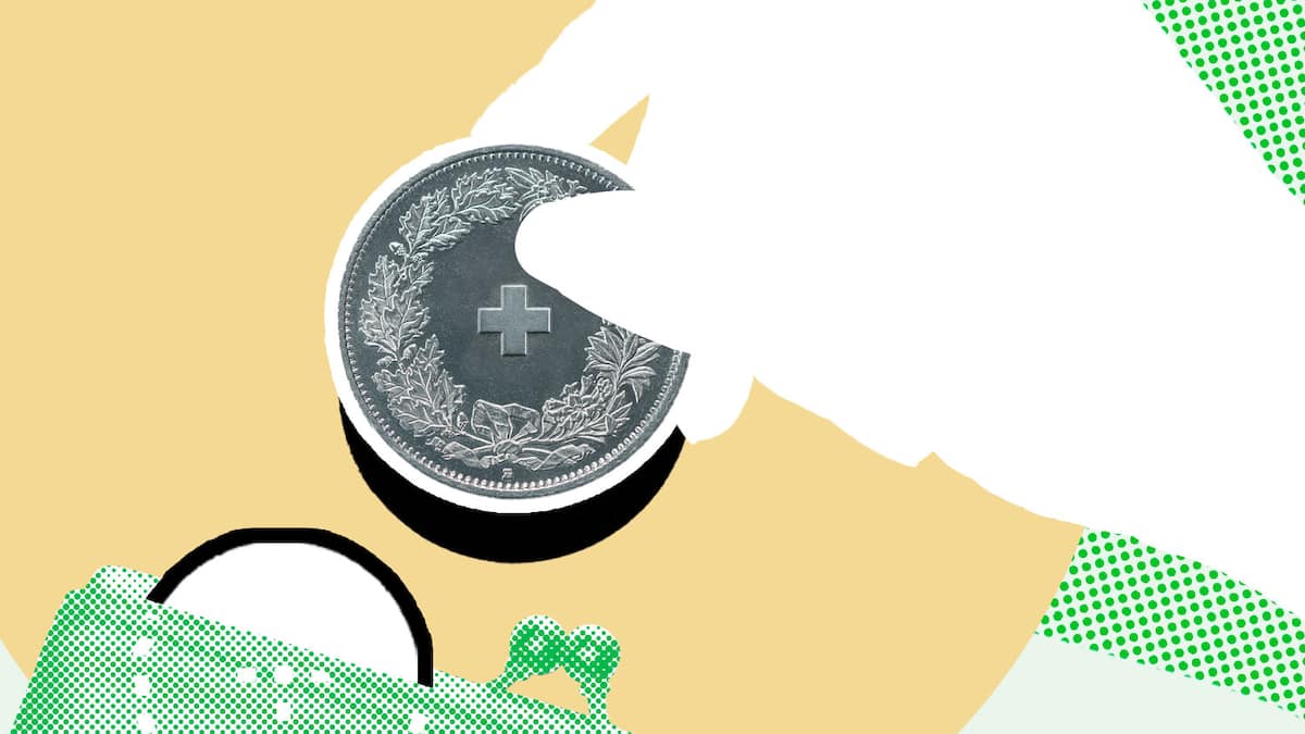 Ein Frankenstück mit einem Schweizer Kreuz auf der Vorderseite wird in ein Portemonnaie gelegt. Wenn Sie nach einer Lohnerhöhung fragen, gibt es aus Sicht des Arbeitgebers gute und schlechte Argumente. So gehen Angestellte beim Lohngespräch vor.