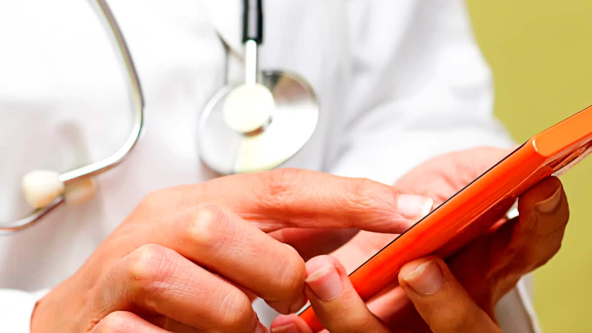 Ärztin verrechnet Mails und SMS als ärztliche Leistung – Krankenkasse akzeptiert das nicht