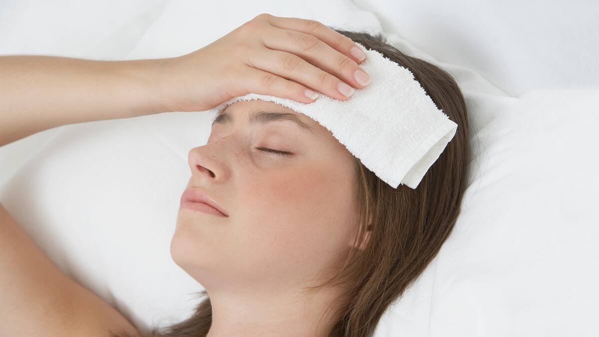 Влажное полотенце на голове больного. Закаливание обтирание полотенцем. Сбить температуру мокрым полотенцем. Процедура обтирания. Обтирание закаливание.