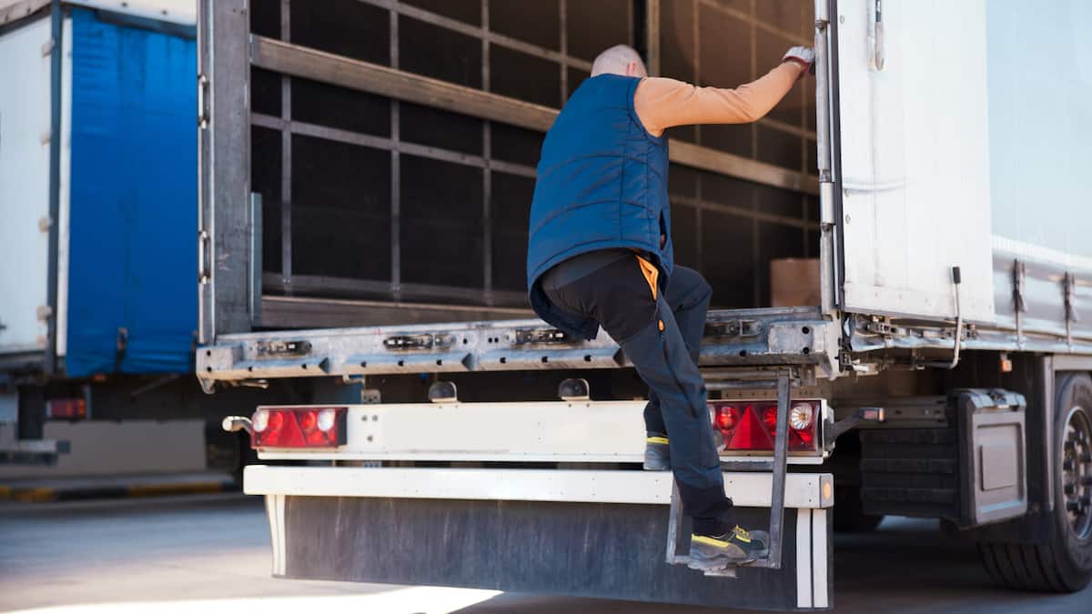 Bein von Rampe eingeklemmt – Arbeiter selber schuld