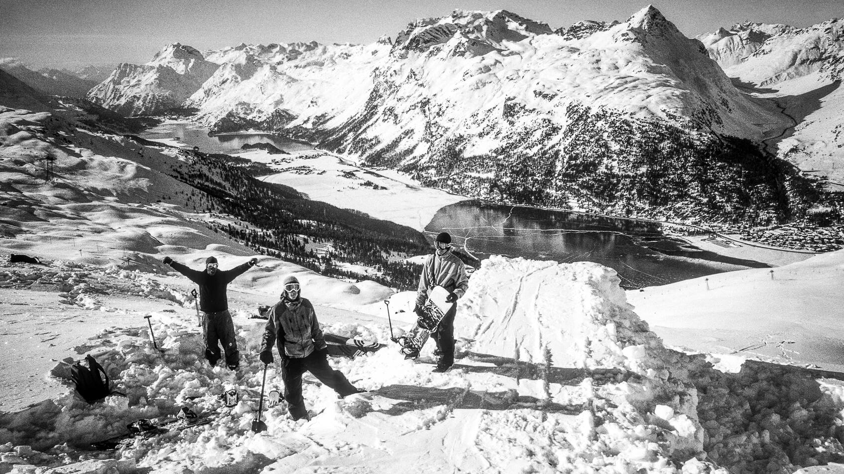 Erst suchten drei Fahrer und ich einen halben Tag lang den perfekten Spot für einen Kicker. Dann schaufelten wir ein paar Tonnen Schnee zusammen, um schliesslich vor der Kamera unser Bestes zu geben, 2003.  