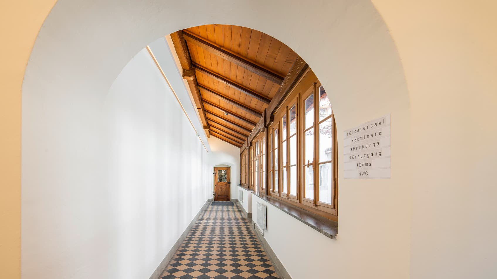 Ein Bild von einem Boden im renovierten Kapuzinerkloster von Stans: Der Gang entlang des Innenhofs ist mit Keramikplatten ausgelegt.