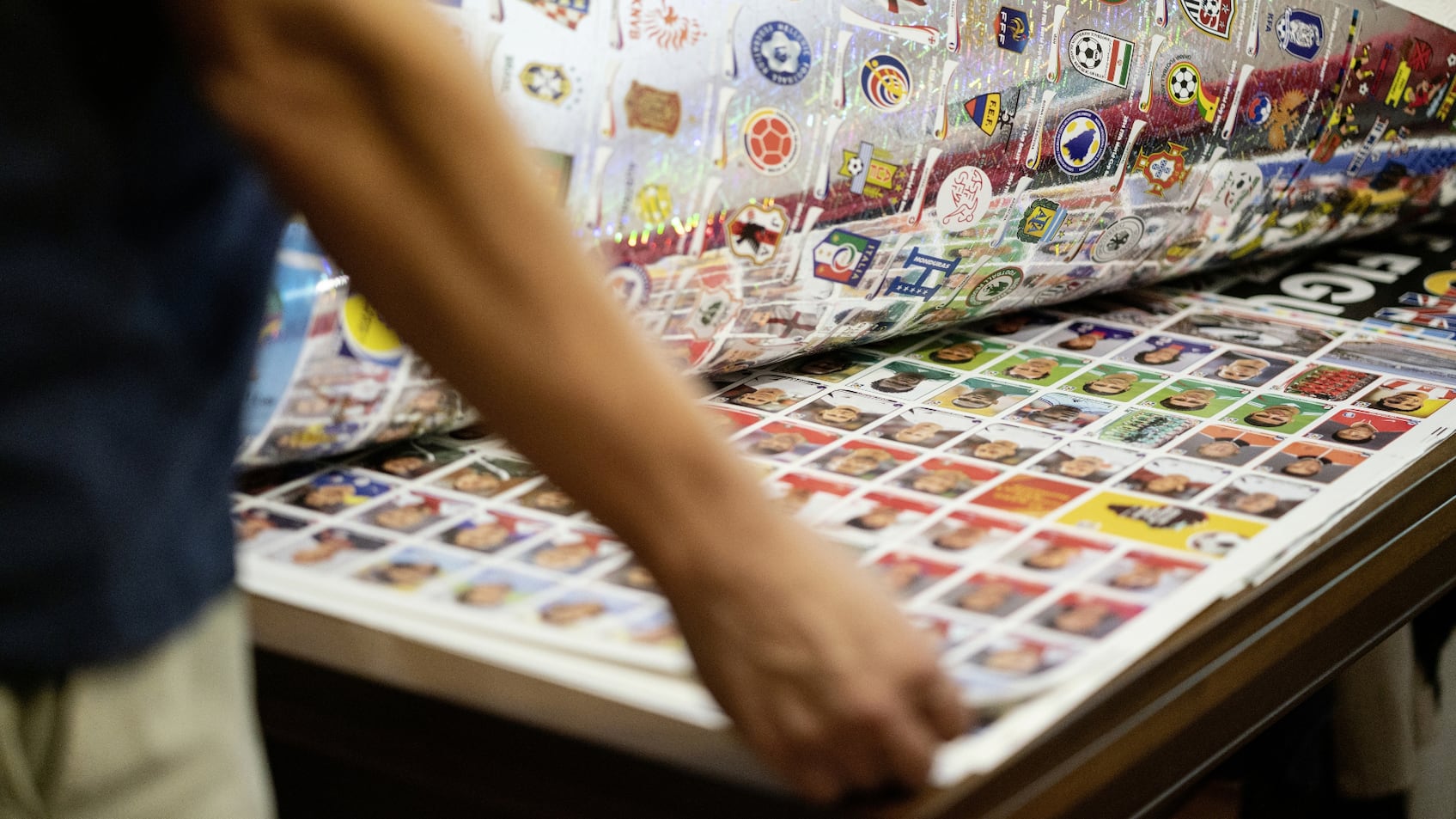 Panini-Sammler Gianni Bellini zeigt ein Album mit alten Panini-Bildern