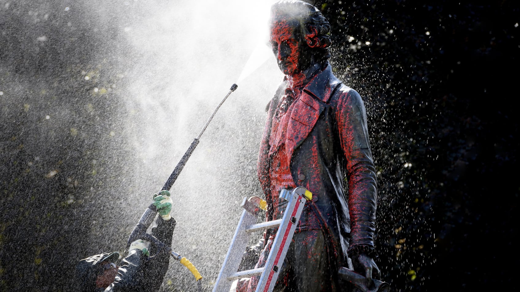 Arbeiter reinigen die Statue von David de Pury in Neuchâtel