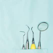 Abzocke: Jede dritte Zahnarztrechnung ist zu hoch Zahnarztgerär in einer Kittel-Tasche - Ein Winterthurer Zahnarzt berechnet 24 Prozent zu viel – und die Schlichtungsstelle versagt bei der Patientenhilfe. Experten warnen: Das sei kein Einzelfall