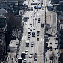 Wer hat Angst vor dem Klimakiller Auto? Luftaufnahme der Zürcher Hardbruecke - Den Verkehr klimatauglich machen? Das wird immer mit dem Kostenargument ausgebremst. Dabei gibts sozialverträgliche Lösungen