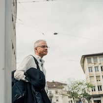 «Einseitige Gutachter sind die besten Rösser im Stall» Luzius Hafen steht vor einem Haus - Der Anwalt kämpft seit 20 Jahren für bessere IV-Gutachten in der Schweiz, es ist ein Kampf um Gerechtigkeit