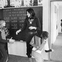 Eine Hommage an Lehrerinnen und Lehrer Eine Lehrerin verabschiedet die Schuelerinnen und Schueler in die Fruehlingsferien in der Schweiz, aufgenommen am 31. Maerz 1978. «Seid euren Kindern gute Lehrer und füttert sie mit euren Träumen», sang Graham Nash 1968. Manche Lehrerinnen und Lehrer sind verdammt gut darin. Erinnerungen aus der Beobachter-Redaktion.