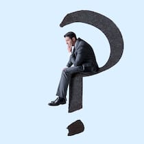 Krankenkassen-Vermittler kassieren bis zu 16’000 Franken Ein Mann im Anzug sitzt auf einem grossen Fragezeichen.