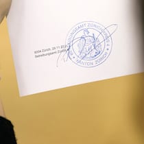 Politik will Schuldnertourismus stoppen Eine Frau betrachtet einen Betreibungsregisterauszug mit einem Stempel drauf.