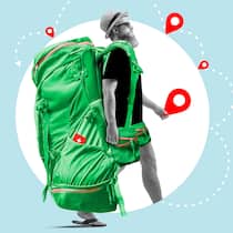 Die erste grosse Reise Ein junger Mann mit Sonnenbrille und Sonnenhut reist mit einem überdimensional grossen Rucksack. Wer nach dem Studium oder der Lehre um die Welt reisen will, sollte einige Vorkehrungen treffen