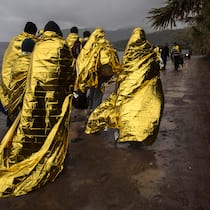 Die EU macht dicht – und die Schweiz? Geflüchtete Migranten werden mit Wärmedecken zugedeckt, nachdem sie mit einem Schlauchboot auf der griechischen Insel Lesbos angekommen sind. Die EU verschärft ihre Asylpolitik und schickt Flüchtlinge ohne Bleibechancen in ihr Herkunftsland zurück. Dieser politische Kurs hat auch Auswirkungen auf die Schweiz.