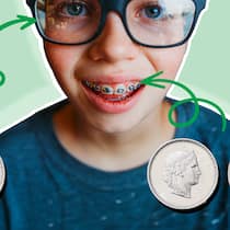 Wer zahlt für Brille und Spange? Kind mit Brille, Spange und Münzen. Getrennte Eltern reiben sich oft an unerwarteten Kosten für die Kinder. Was ist mit den Alimenten gedeckt, wann wird ein zusätzlicher Beitrag fällig