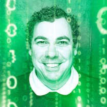 «Für russische Hacker ist die Schweiz ein Topziel» Porträt von Abdelkader Cornelius, der vor einem grünen Hintergrund posiert, auf dem Nullen und Einsen zu sehen sind. Cornelius ist IT-Security-Experte und schätzt für den Beobachter den Hackerangriff auf die IT-Firma Xplain ein.