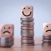 Unzufrieden mit dem Lohn – das können Sie tun Auf verschieden hoch gestapelten Geldmünzen stehen Holzwürfel mit traurigen Smileys. Nur auf dem höchsten Geldstapel ist ein glückliches Smiley. Eine Studie zeigt, dass ein tiefer Lohn der häufigste Kündigungsgrund für Schweizer Arbeitnehmende ist. Die Tipps, wie Sie zu mehr Lohn kommen – oder wie Sie den Bettel hinschmeissen und kündigen