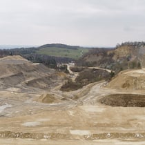 Die grössten Klimasünder sparten über eine Milliarde bei CO₂-Abgaben Blick auf den Steinbruch Gabenchopf des Zementkonzerns Holcim bei Villigen AG, am Sonntag, 3. April 2022. Die Polizei hat am Sonntagnachmittag damit begonnen, die Protestaktion von Klimaaktivisten gegen die Erweitung des Steinbruchs in einem Wald in …