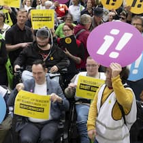 Menschen mit Behinderung fordern gleiche Rechte Sympathisanten und Sympathisantinnen posieren an der ersten Sammelaktion kurz vor einer Medienkonferenz zur Lancierung der eidgenoessischen Volksinitiative "Fuer die Gleichstellung von Menschen mit Behinderungen (Inklusions-Initiative)", am Donnerstag, 27. April 2023 in Bern. (KEYSTONE/Anthony Anex)