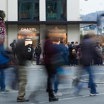 Früher Ladenschluss: Luzern hält den Schweizer Rekord Schwanenplatz: Hier sind die Läden wegen der Touristen auch sonntags geöffnet; alle anderen in der Altstadt müssen schliessen. Kampf um Öffnungszeiten Um 17 Uhr ist Ladenschluss Luzern hat das strengste Ladenschlussgesetz der Schweiz – trotz Touristinnen und Expats aus aller Welt. Verweigert sich der Kanton dem modernen Lifestyle?