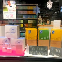 Präsentiert von Ihrem Apotheker Werbung für Arzneimittel im Schaufenster einer Apotheke