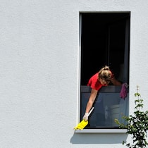 Putzkräfte in Obwalden: Zustände wie vor 40 Jahren Eine Frau putzt ein Fenster (Symboldbild); In Obwalden haben Hausangestellte weniger Ferien als erlaubt. Der Kanton hinkt damit 40 Jahre hinterher.