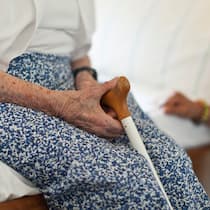 Werden pflegende Angehörige ausgebeutet? Demenzerkrankte Frau