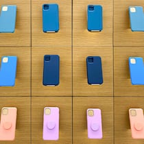 «Wir haben nie Fälschungen bestellt» Handyhüllen auf einem holzigen Hintergrund