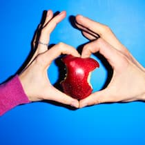 Kindesunterhalt – wie Eltern ihn fair berechnen Ein gleichmässig angebissener Apfel steht sinnbildlich für den Betreuungsanteil, den Eltern leisten, wenn sie sich nach der Trennung die Obhut der Kinder teilen. Hierbei stellt die Berechnung des Kindesunterhalts oftmals eine grosse Herausforderung. Der Beobachter zeigt, wie es geht.