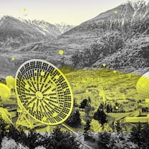 Das sagt die Wissenschaft zu den «Industrie-Tricks» Parabolantennen in einem Alpental in schwarz-weiss mit einem gelben Overlay. Martin Scheringer von der ETH entlarvt im Interview eines der wichtigsten Argumente der Chemie-Lobby im Kampf gegen ein weitereichendes PFAS-Verbot in der EU.