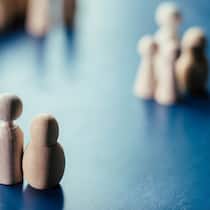 Tausende Babys illegal aus Indien in die Schweiz gebracht Symbolbild mit Holzfigürchen - Bei Adoptionen aus Indien wurden systematisch gesetzliche Vorgaben missachtet, und bis heute ist nicht klar, wer die Mütter waren. Eine neue Studie zeigt: Die Behörden wussten davon und unternahmen nichts