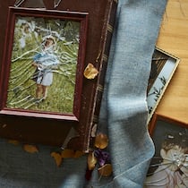 Sexueller Missbrauch an unter 16-Jährigen soll nicht mehr verjähren Ein Bild in einem Bilderrahmen mit zerbrochenem Glas liegt auf einem Tisch, auf dem Bild sieht man eine Person.