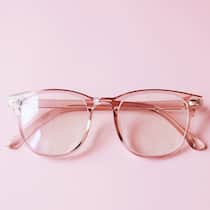 Dank Spenden eine neue Brille Trendy modern minimalistic flat lay with eyeglasses over pink background