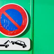 1427 Franken fürs Abschleppen sind nicht strafbar Auto-Abschleppschild auf grünem Hintergrund