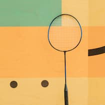 Nervige Anrufe trotz Verbot Badmintonschläger auf verschiedenfarbigem Hintergrund. Die Krankenkasse Visana kontaktiert Personen, deren Adressen sie durch Sponsorenverträge mit Sportverbänden wie Swiss Badminton erhält. Mit diesem Kniff umgehen Versicherungen das Kaltakquise-Verbot.