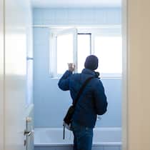 In diesen drei Fällen dürfen Vermieter erhöhen Interessent betrachtet eine Wohnung - Die Mieten steigen von Jahr zu Jahr, besonders in Städten. Doch die Vermieterschaft kann den Preis nicht einfach so erhöhen