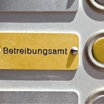 Die Betreibungsämter sollen keinen Gewinn machen Betreibungsamt - Klingelschild vergoldet.