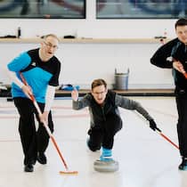 Mit Hand und Herz Ruedi Graf (links), Guido Lochmann (Mitte) . Deaf Team Curling, fotografiert in der Curling Halle in Wallisellen.