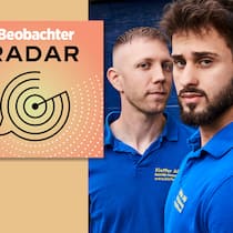 Zwei Handwerker werden zu Rettern Collage für den Beobachter-Podcast Radar zum Thema Postauto-Rettern, Prix Courage