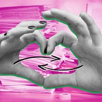 Vorsorge ohne Eheschein – so gehts Zwei Hände sind vor einem pinkfarbigen Hintergrund mit Aktenordnern zu einem Herz geformt – Unverheiratete Paare sind nicht speziell geschützt, wenn sie sich trennen oder wenn ein Partner stirbt. Diese Vorkehrungen sollten Paare im Konkubinat treffen..