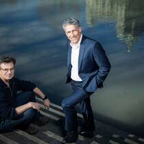 Sie wollen die Bundesverfassung komplett erneuern Portraits der zwei Herren: Im Anzug Michel Huissoud und Daniel Graf. Im Rahmen eines Interviews am 16.02.2023