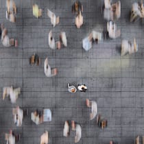 So machen sich Firmen attraktiv Businessman standing in the fast moving crowds of commuters. This is entirely 3D generated image.