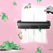 Wie werde ich einen Verlustschein wieder los? Papier mit der Aufschrift "Verlustschein" wird durch einen Aktenvernichter geschoben vor rosa Hintergrund. Verlustscheine stellt das Betreibungsamt aus, wenn jemand nicht zahlen kann.