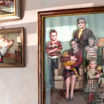 «Ich sage schon lange nicht mehr ‹Bruder› zu ihm» Illustration einer Wand an der Bilder mit Familienfotos hängen.
