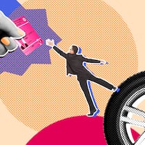 Fahrausweis weg – was jetzt? Ein Mann greift nach einem Fahrausweis in einer übergrossen Hand über ihm. Sechs Fakten zum Ausweisentzug