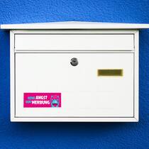 Die Post wirbt für mehr Werbung Ein Briefkasten mit einem Kleber auf dem steht "Keine Angst vor Werbung"