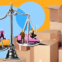 Zügelfirma finden – mit diesen 5 Tipps klappts Eine Waagschale mit einem Paar und Transporter sowie zwei Männern und einem Lkw vor Umzugskartons. Tipps für stressfreies Zügeln.