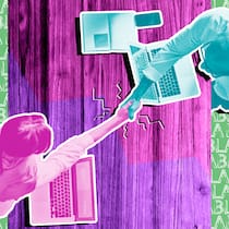 Werde ich gerecht beurteilt? Zwei Personen mit Laptops reichen sich die Hand aus der Vogelperspektive. Wurden Sie im Mitarbeitergespräch gerecht beurteilt?