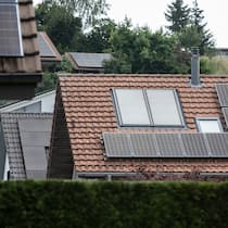 Solaranlagen sollen besser rentieren Eine Photovoltaik Anlage auf dem Dach eines Wohnhaus, fotografiert am Mittwoch, 29. Juni 2022 in Uster. (KEYSTONE/Christian Beutler)