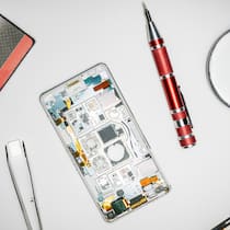 Handys sollen länger leben Ansammlung von Werkzeugen und geöffnetes Handy, das repariert wird