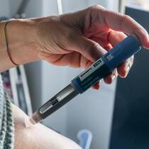 «Dass Apotheken Kunden ablehnen müssen, gab es noch nie!» Eine Person benutzt einen Ozempic Pen.