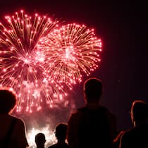 Das ist bei Feuerwerk zu beachten Menschen schauen Feuerwerk